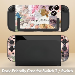 Könnte beinhalten: Eine schwarze, dockfreundliche Hülle für Switch 2 / Switch mit dekorativem Design. Das Design zeigt eine japanisch inspirierte Illustration mit Kirschblüten, einer Brücke und Figuren. Die Hülle wird mit einer angeschlossenen Switch-Konsole gezeigt.