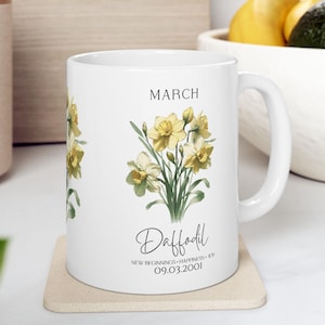 Tazza personalizzata con fiore del mese di nascita: regalo botanico personalizzato
