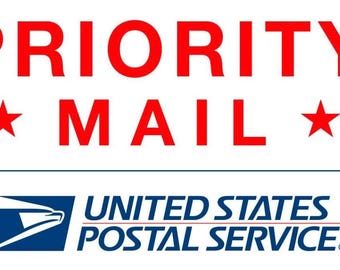 Puede incluir: Logotipo rojo y blanco de Priority Mail con un logotipo azul y blanco de United States Postal Service debajo.