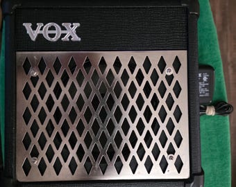 Vox Model DA5 Guitar Amplifier, Portable Multi-Watt Speaker Combo (AC Adapter included) & (Battery operated).