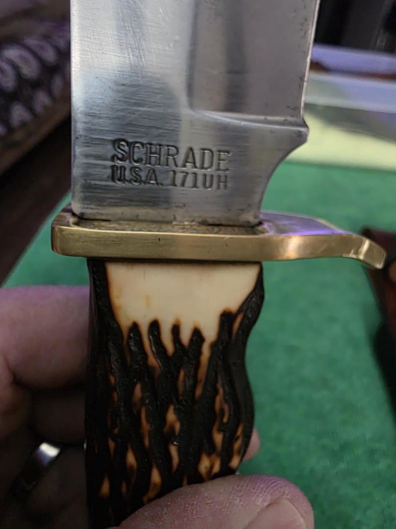 Schrade collectors 1970's No.171UH hunting knife 5-1/2", bone style handle, sharpening sanding stone & leather sheath. The knife's #35597. immagine 3