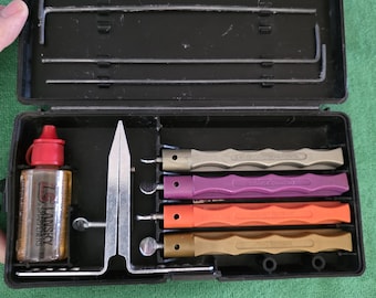 Lansky knife sharpener kit with 4 different hone grit stones, sharpening oil and factory box.