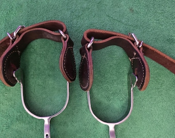 Boot Spurs western style quality unbranded large size with adjustable leather strap. The boot spurs have some detailed metal design work.