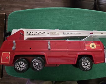 Tonka extendable ladder vintage fire truck. The firetruck has "working extendable & retractable ladder". Made in the USA.