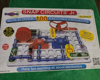 Snap Circuits Jr. 100 plus Electronic Projects Kit with manual instructions  and factory box. The electronic teaching kit is (Untested).