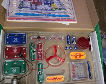 Snap Circuits Jr. 100 plus Electronic Projects Kit with manual instructions  and factory box. The electronic teaching kit is (Untested).