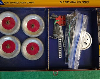 Gilbert 1950's No. 10042 erector 275 piece project kit. The kit comes with metal brackets, motor, flat pieces, manual & factory metal box.