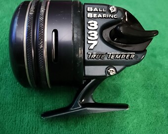 True Temper 1970's (Hard to find) Blue Heron model 337 baitcasting Fishing Reel. The model 337 is a desirable  collectible made in Japan