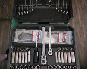 Craftsman socket set 154 pc. SAE/Metric 1/2" 3/8" & 1/4" dr. socket set with ratchet, sockets, extensions, carrying case. The tool made USA.