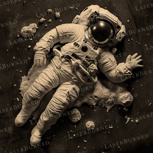 Può includere: Una fotografia in bianco e nero di un astronauta con una tuta spaziale sdraiato su una superficie scura con piccoli punti bianchi. Il casco dell'astronauta è rivolto verso la fotocamera. La superficie è ricoperta da piccoli punti bianchi e oggetti rotondi testurizzati più grandi.