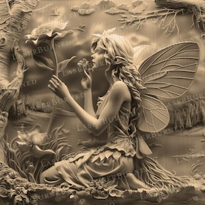 Può includere: Un'intagliatura in legno dettagliata raffigura una fata in una serena scena forestale. La fata, con ali delicate e capelli fluenti, è inginocchiata e annusa un fiore. Lo sfondo include alberi, nuvole e un lago, il tutto reso in tonalità marroni.