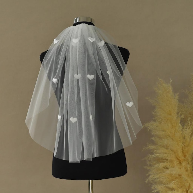 Short Veil with Hearts, White Elbow Veil, Short Bridal Veil for Wedding, Hen Do Veil, Bridal Party Gifts for Bridesmaids, Ivory Elbow Veil White Hearts