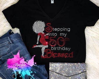 BITTE LESEN SIE DIE BESCHREIBUNG Stepping In My Birthday Jedes Alter gesegnet alles Gute zum Geburtstag Bling kristallisierte T-Shirt Hochwertige Glaskristalle