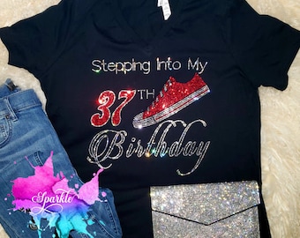 BITTE LESEN SIE DIE BESCHREIBUNG Stepping In My Birthday Jedes Alter Alles Gute zum Geburtstag Bling Bling T-Shirt Hochwertige Glaskristalle