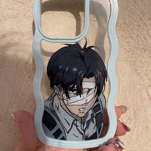 Könnte beinhalten: Hellblaue Handyhülle mit transparentem Mittelteil. Sie zeigt einen Anime-Charakter mit schwarzen Haaren und Bandagen. Die Hülle hat ein wellenförmiges Design.