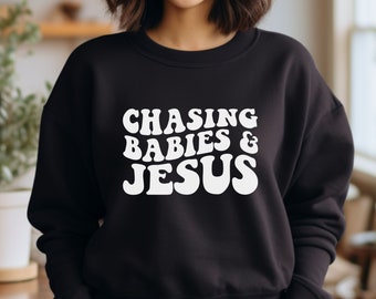Sweat-shirt Chasing Babies and Jesus, col rond de maman chrétienne, chemise chrétienne pour la fête des mères, cadeau pour elle, amoureux de Jésus, chemise basée sur la foi