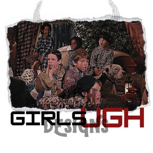 Puede incluir: Un grupo de niños, algunos con sombreros, están reunidos alrededor de un perro y observan algo con atención. Los niños están sentados en un sofá y el perro está de pie frente a ellos. Hay una linterna en el fondo.