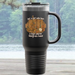 Puede incluir: Taza de viaje negra con asa, con el texto "just a girl who loves a high falutin bluegrass band" y un gráfico de instrumentos musicales. La taza es cilíndrica con tapa negra y borde plateado.