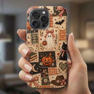 Może przedstawiać: Przezroczyste etui na telefon z patchworkowym wzorem przedstawiającym motywy halloweenowe, w tym białego ducha z wiaderkiem w kształcie dyni, czarnego kota, pomarańczowe dynie, brązowy kapelusz, książki, gwiazdy, księżyce oraz kratę.