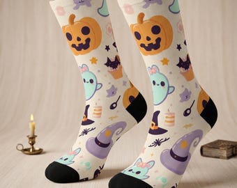 Calcetines de Halloween con calabazas y fantasmas, calcetines de la temporada espeluznante, estampado otoñal acogedor.