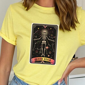 Camiseta Orgullo LGBTQ+ Arcoíris con Diseño de Carta del Tarot y Esqueleto-Camiseta por la Igualdad de derechos humanos y Diversidad