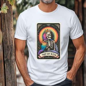 Camiseta Orgullo LGBTQ+ Arcoíris con Diseño de Carta del Tarot y Esqueleto-Camiseta por la Igualdad de derechos humanos y Diversidad
