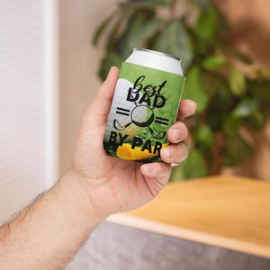 Best Dad By Par Can Cooler – Funny Golf Koozie for Dad, Father’s Day Gift, Golf Lover Gift for Him, Beer Sleeve, Golf Dad Drink Holder