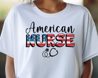 Puede incluir: Camiseta blanca con el texto "American Nurse" en negro con un diseño de bandera estadounidense roja, blanca y azul detrás de la palabra "Nurse". Un estetoscopio blanco y negro está debajo del texto.