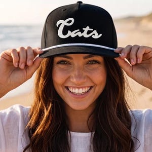Gorra Cats Script Rope, Gorra con texto bordado, Gorra universitaria, Gorra retro con visera de cuerda y cierre ajustable, Gorra vintage de equipo deportivo, Ropa para el día del partido