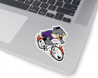 Pegatina troquelada de ciclista con gato feroz / Calcomanía de ciclista con rueda en llamas