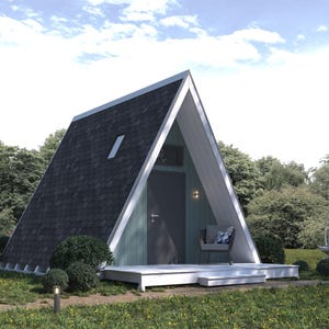 Puede incluir: Una pequeña casa moderna en forma de A con un techo gris, molduras blancas y un exterior azul claro. La casa tiene una sola puerta y una pequeña ventana. Hay un pequeño porche con una silla y una pequeña mesa.