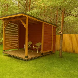 Puede incluir: Un cenador de madera para exteriores con exterior rojo y terraza de madera. Dos sillas están dentro del cenador. El cenador está rodeado de hierba verde, árboles y una valla de madera amarilla.