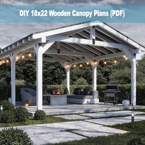 Puede incluir: Un cenador de madera blanco con techo gris, luces de cadena y un patio de hormigón. El cenador mide 5,5 x 6,7 metros. La imagen incluye una zona de estar, una hoguera y una parrilla. El texto en la imagen dice "DIY 18x22 Wooden Canopy Plans (PDF)".