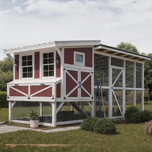 Puede incluir: Un gallinero rojo y blanco con techo a dos aguas, ventanas y un gallinero con malla. El gallinero tiene un diseño clásico de granero con molduras blancas y exterior rojo. El gallinero está situado sobre un césped con árboles al fondo.