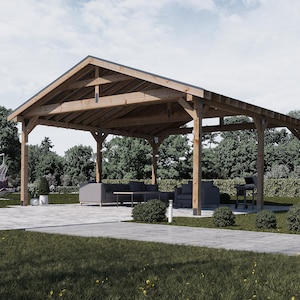 Puede incluir: Una gran pérgola de madera con techo a dos aguas, que proporciona sombra sobre un área de patio. La estructura es de madera clara y cuenta con una zona de estar con muebles grises. Una silla colgante cuelga cerca, con exuberante vegetación de fondo.