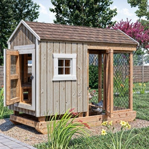 以下が含まれることがあります： 茶色の屋根、白いドア、ワイヤーメッシュの囲いがある木製の鶏小屋。小屋は木製のプラットフォームの上に置かれ、緑の芝生に囲まれています。