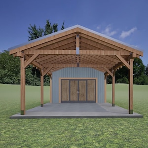 Może przedstawiać: Drewniana wiata na samochód z jasnoniebieską szopą i podwójnymi drzwiami. Wiata ma dwuspadowy dach z odsłoniętymi drewnianymi belkami i słupami. Konstrukcja stoi na betonowej płycie, z zielonym trawnikiem na pierwszym planie.