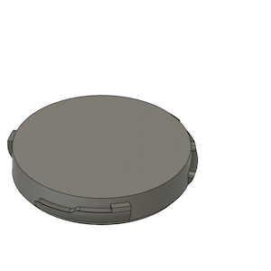 Puede incluir: Un recipiente redondo de plástico gris con tapa. La tapa tiene una pequeña abertura rectangular en el lateral.