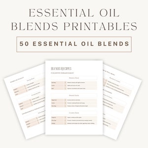 Puede incluir: Recetas imprimibles de mezclas de aceites esenciales. La imagen presenta tres hojas de papel con texto. El texto superior dice "ESSENTIAL OIL BLENDS PRINTABLES" y "50 ESSENTIAL OIL BLENDS". Las recetas están categorizadas por función, como "Energía y vitalidad" y "Mejora de la memoria".