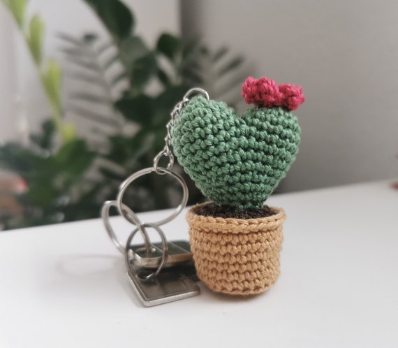 Schlsselanhnger - Kaktus in Herzform - Handgefertigt - Hkelpflanzen -  Amigurumi - Gehkelt - Accessoires - Anhnger - Herzkaktus