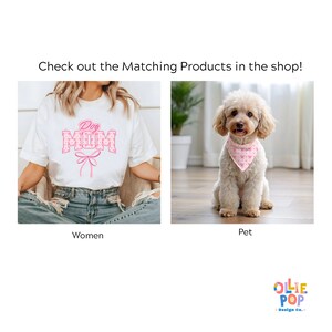 Może przedstawiać: Biała koszulka z napisem "Dog Mom" w r&oacute;żowych literach z r&oacute;żową kokardką. Mały pies w r&oacute;żowej bandanie z wzorem pasującym do koszulki.