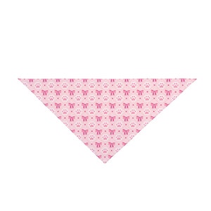 Bandana dla psa Coquette, bandana z nadrukiem na wiązanie dla psów, różowa bandana dla psa, bandana z kokardkami i odciskiem łapy zdjęcie 6
