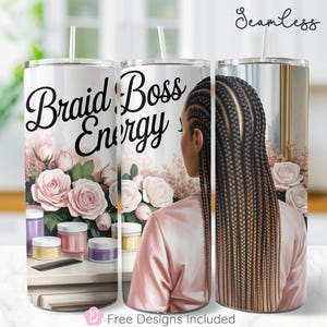 Könnte beinhalten: Ein weißer Becher mit dem Schriftzug "Braid Boss Energy" in schwarzer Schrift, umgeben von rosa Rosen. Das Design beinhaltet eine Illustration einer Person mit langen Zöpfen und einem rosa Bademantel. Der Becher hat einen Strohhalm und einen Deckel.