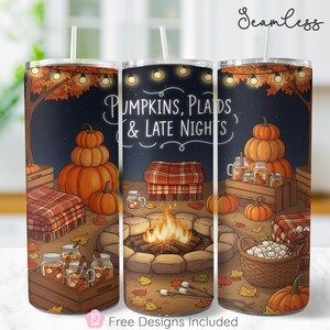 Puede incluir: Un juego de tres vasos aislados de acero inoxidable con un diseño de temática otoñal. El diseño presenta calabazas, una fogata, mantas y el texto "Pumpkins, Plaids & Late Nights". Los vasos miden 20 cm de alto.