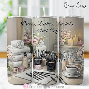 Puede incluir: Un diseño de vaso sin costuras que presenta una escena de spa con el texto "Brows, Lashes, Facials... And Coffee." El diseño incluye toallas, brochas de maquillaje, productos para el cuidado de la piel, flores, velas y una taza de café.