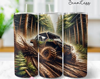 Puede incluir: Tres vasos de acero inoxidable con un diseño envolvente que muestra un vehículo todoterreno conduciendo por el barro en un bosque. El diseño incluye árboles altos y el texto "Seamless" y "12 Free Designs Included". Cada vaso tiene una pajita blanca.