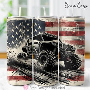 Puede incluir: Tres vasos de acero inoxidable con un diseño patriótico. Cada vaso presenta una bandera estadounidense desgastada y un vehículo todoterreno negro. Los vasos incluyen una pajita y el texto "Seamless" y "Free Designs Included".