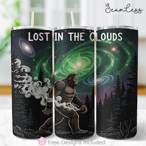 Puede incluir: Un vaso de acero inoxidable con un diseño de Bigfoot. El vaso presenta el texto "LOST IN THE CLOUDS" y un gráfico de Bigfoot caminando por un bosque con un fondo de galaxia. El diseño incluye una hoja de cannabis.