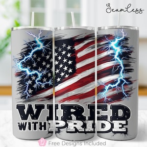 Peut inclure: Trois gobelets en acier inoxydable avec un motif de drapeau américain avec des éclairs et le texte "Wired with Pride".