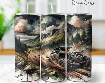 Puede incluir: Tres vasos de acero inoxidable con un diseño de acuarela envolvente de una escena todoterreno de montaña. El diseño incluye un vehículo, un camino de tierra, montañas y cielo nublado. Los vasos tienen fondo blanco y pajita.